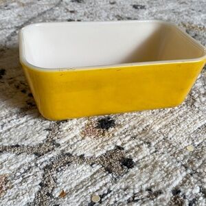 Vintage Pyrex Yellow 1 1/2 Pt Fridgie 0502 Refrigerator Dish